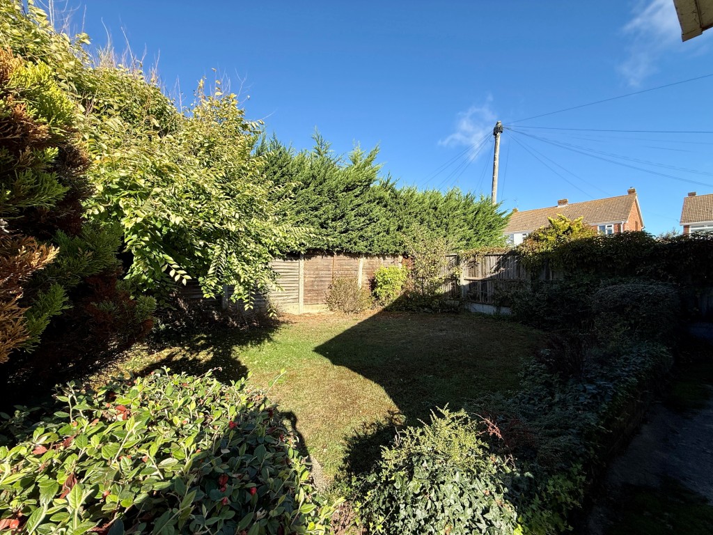 Lot: 116 - DETACHED BUNGALOW FOR REFURBISHMENT AND REPAIR - Garden two